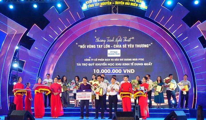 Ông Võ Văn Vinh – Trưởng phòng Hành chính nhân sự PTSC Quảng Ngãi trao tặng biển tượng trưng cho Quỹ khuyến học